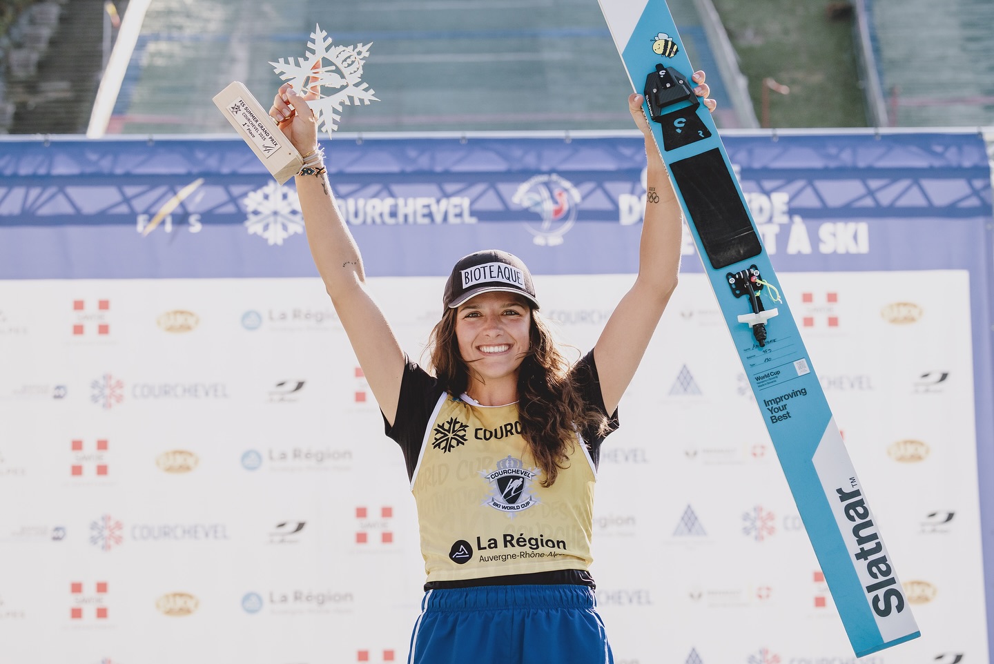 La Canadienne Abigail Strate monte sur son premier podium estival du Grand Prix de saut à ski