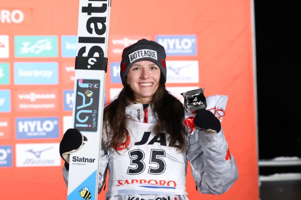 La Canadienne Abigail Strate remporte la médaille d'argent en saut à ski 